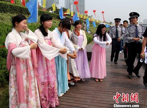 郑州大学生穿汉服看龙舟过端午 称要找回节味