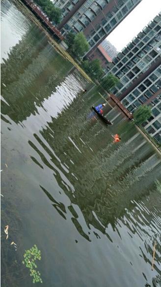 固始一男子在小区人工湖内溺亡 家人痛哭不已