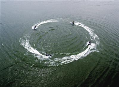 郑州北龙湖上演水上绝活 万名市民慕名来看