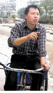 佛山街头两车相撞 河南 三轮哥 救出被困司机