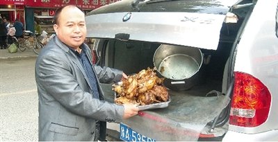 开宝马X5卖烧鸡“烧鸡哥”是不是有钱烧的