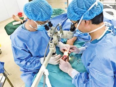 16岁男学生翻栏杆时出意外 铁栅栏刺穿手部