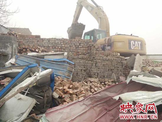郑州一厂区违规加盖房屋 倒塌砸死邻居一对夫妇