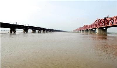 郑州黄河铁路大桥服役54年退休 三桥经百年沧桑