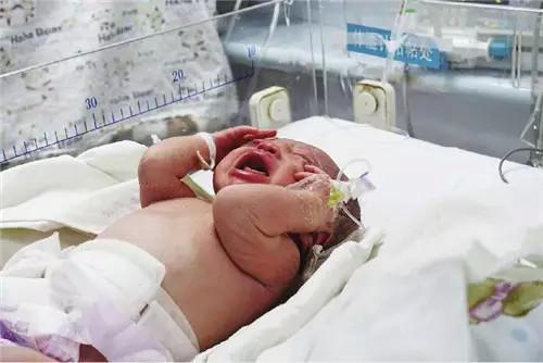 <em>17岁少女</em>厕所<em>产子</em> 回宿舍换裤子继续上班 _大