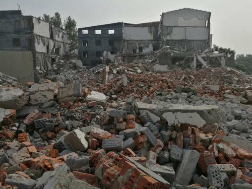 新郑市拆迁工地易扬尘 雨天积水散发臭味_大豫网_腾讯网