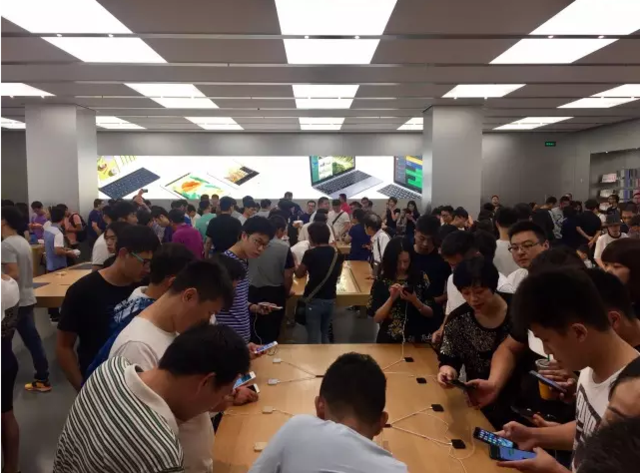 iPhone7亮黑色炒到2万 郑州直营店人满为患