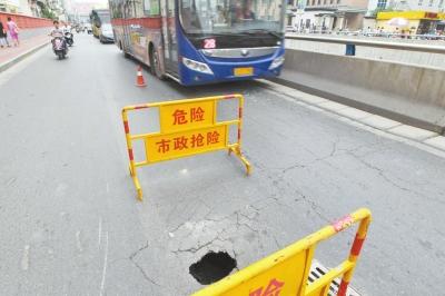 郑州东风路1天2次塌方拥堵严重 交警:快被逼疯