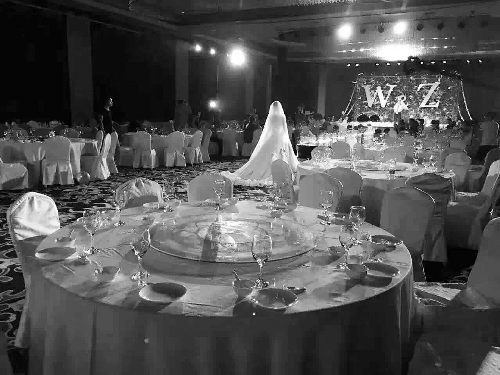 新乡特大暴雨中的婚礼:没有宾客 只要有你就好