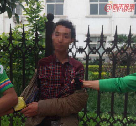郑州两女子钱包手机当街被抢 大学生合力擒贼
