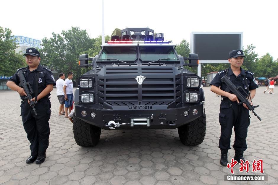 这辆防暴装甲车是由福特f550改装而成,价值180多万元."剑齿虎"车长6.