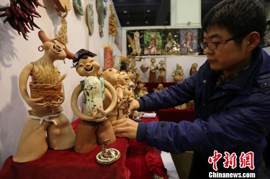“高温陶土泥塑”在郑州展出受市平易近青睐(图)