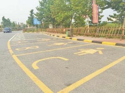 河南高速服务区设女士停车位 比正常车位宽1米
