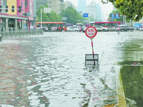郑州暴雨又现积水 急流险滩汽车被“淹死”(图)
