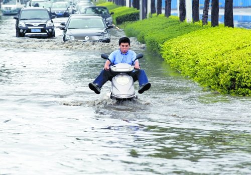 郑州暴雨又现积水 急流险滩汽车被“淹死”(图)