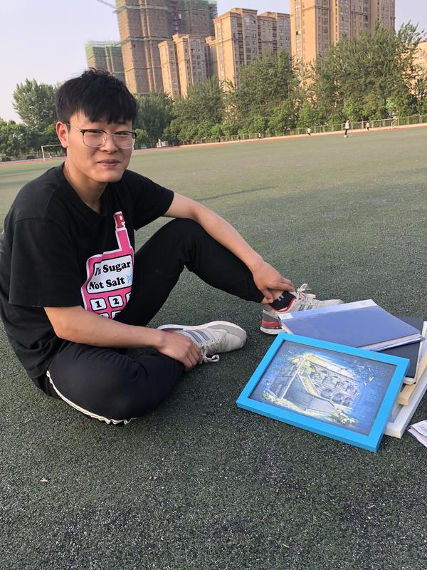 自学成才 大四男孩用钢笔画记录开封美景
