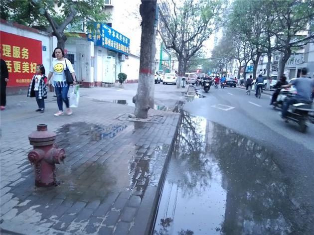 郑州文化宫路消防栓疑似爆管 路面积满清水