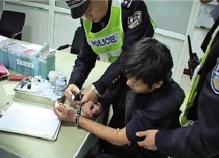 酒驾男子驾车连撞2车逃逸 后抢过警帽敲民警头