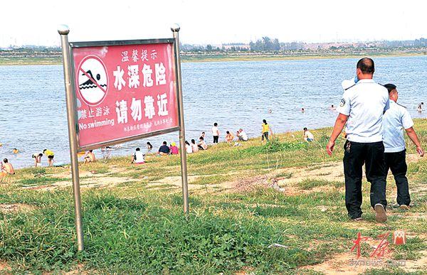 商丘讯:郑州龙湖溺亡事故渐少 巡逻员高温巡逻