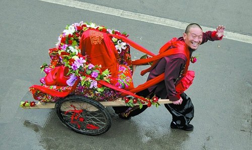 男子拉二轮架子车娶媳妇 胸带红花演绎环保婚礼