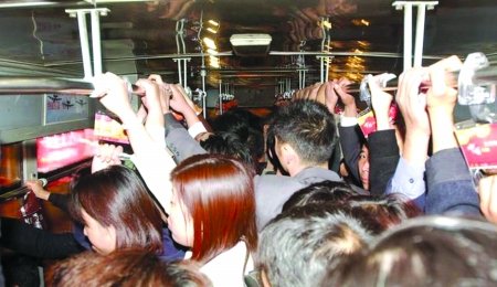 公交车1平方米超过8人才算超载引发热议