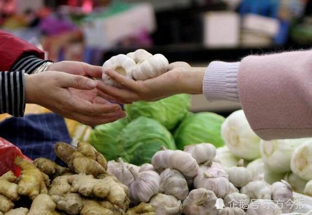 开封农民夫妻靠卖蒜致富 一个春节净赚15万元