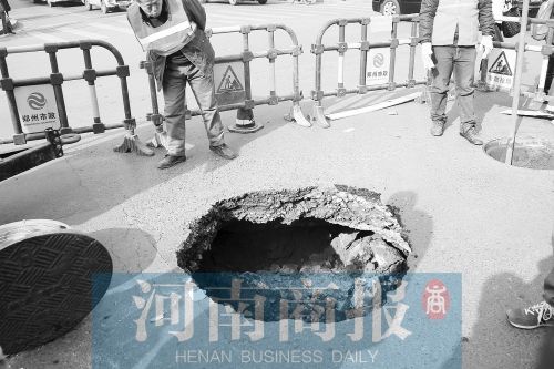 郑州闹市路面连发塌陷 管网老化冒水致土层流失