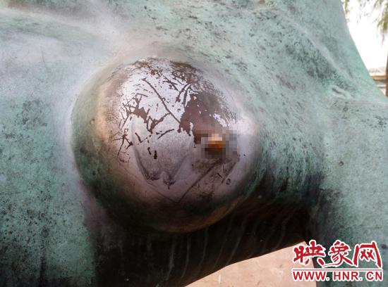 郑州一座女性雕塑长年被袭胸 敏感部位褪色严