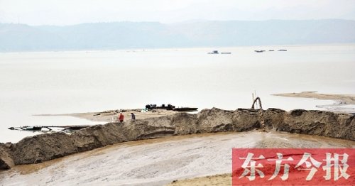 洛阳陆浑水库水质堪忧 各种污水横流水面漂死鱼