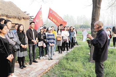 漯河医专上政治思想课 主任却带他们来田间地头