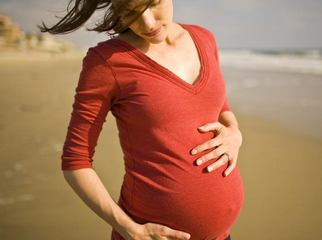 枕边:怀孕4次年轻妈妈满头<em>白发</em>_大豫网_腾讯网