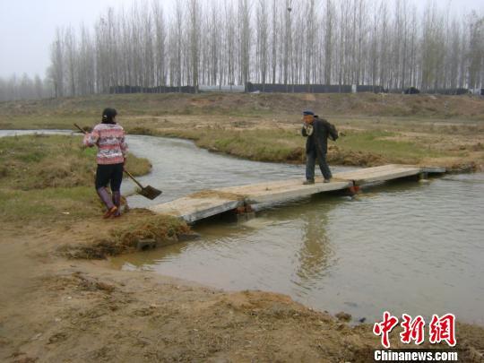 一家两代人义务架桥270座近万村民过河不再蹚水
