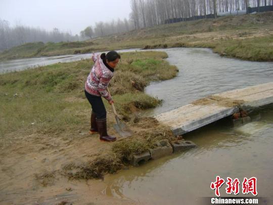 一家两代人义务架桥270座 近万村民过河不再蹚水