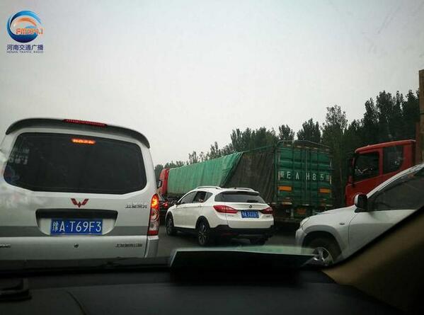 京港澳高速许昌段严重拥堵 俨然是大型停车场