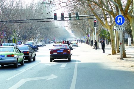 右转和掉头车道合并 奇怪 之后还得遵守规则