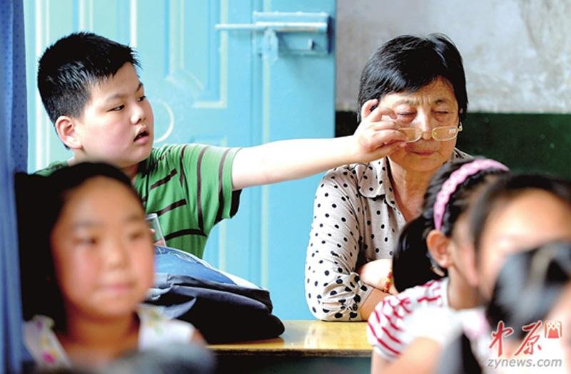 高清:郑州9岁自闭症男孩和"陪读"姥姥的新学期