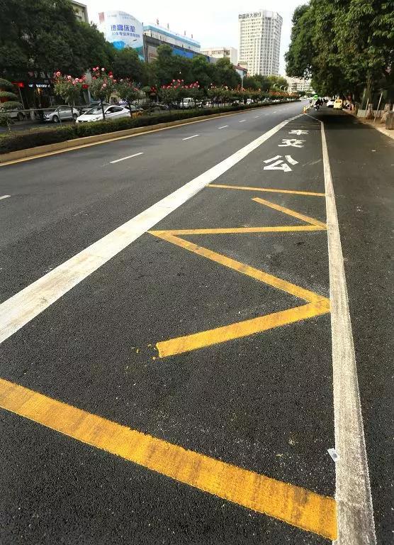 ↓↓↓ 黄色"m"折线 为"公交车港湾停靠站"标线 并喷涂"公交车"车种