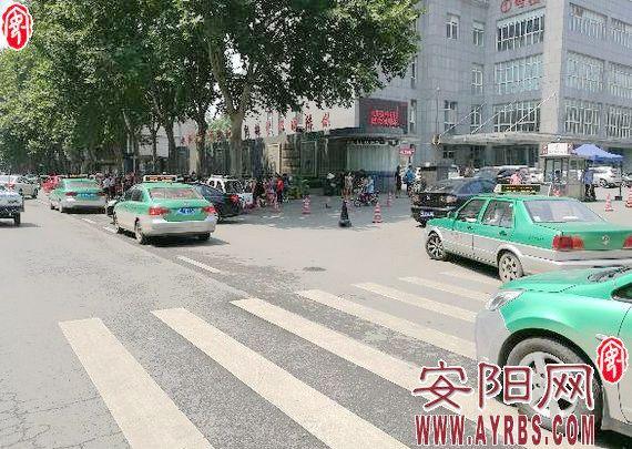 安阳机动车任性停放 街道成了停车场