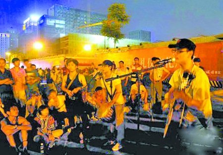 济源大学生哥俩街头卖艺筹善款 捐助贫困儿童