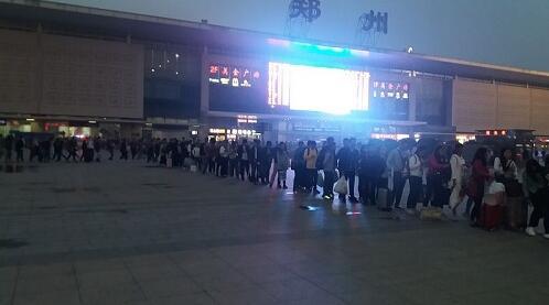 郑州火车站乘客排百米长队坐地铁 场面壮观