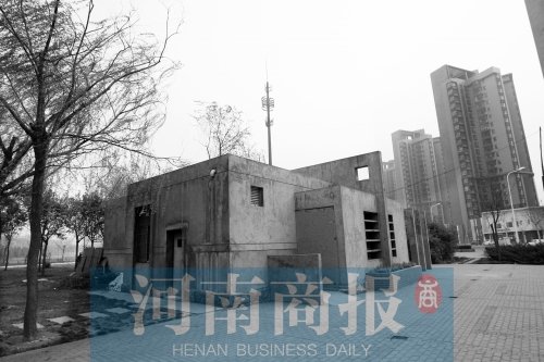 郑东新区公厕缺乏林地成厕所 市民差点被熏晕