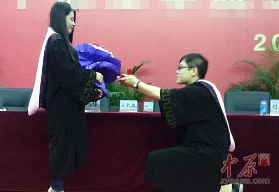 郑州高校毕业典礼现浪漫求婚 两人开始策划婚
