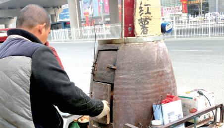 南陽小伙鄭州撿廢棄老水缸 制成烤爐烤紅薯(圖)