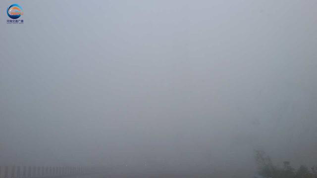 河南发布大雾橙色预警 9条高速实施交通管制