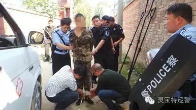 贾汉牢最终确定了向室内投掷催泪弹,逼其患者主动走出房间的抓捕方案