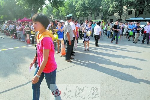 中招第一天郑州7.3万考生赴考 作文谈让路_大