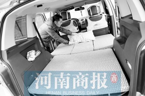 为带八旬老妈旅游 男子把商务车改装成“房车”