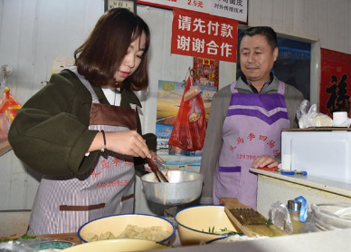 饭店老板帮女孩找回电脑 女孩帮工一天表感谢