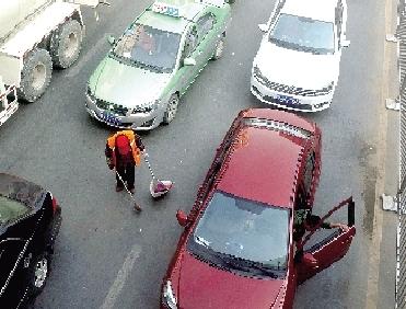 郑州4名环卫工被撞亡 交警建议清洁车贴反光条