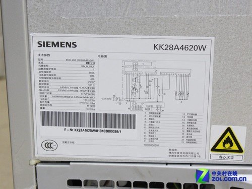 铭牌上会有冰箱的各项参数